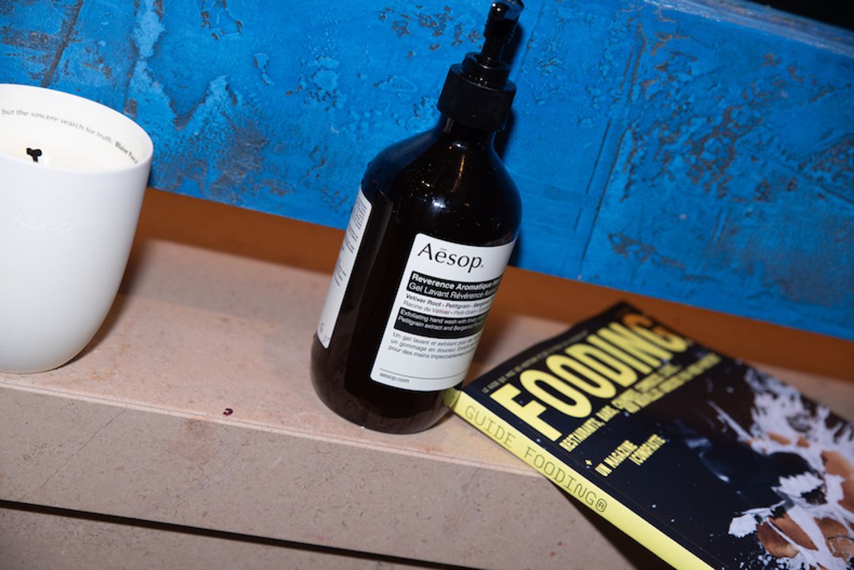 Du savon Aesop, histoire de feuilleter le guide Fooding juste après s’être léché les doigts.